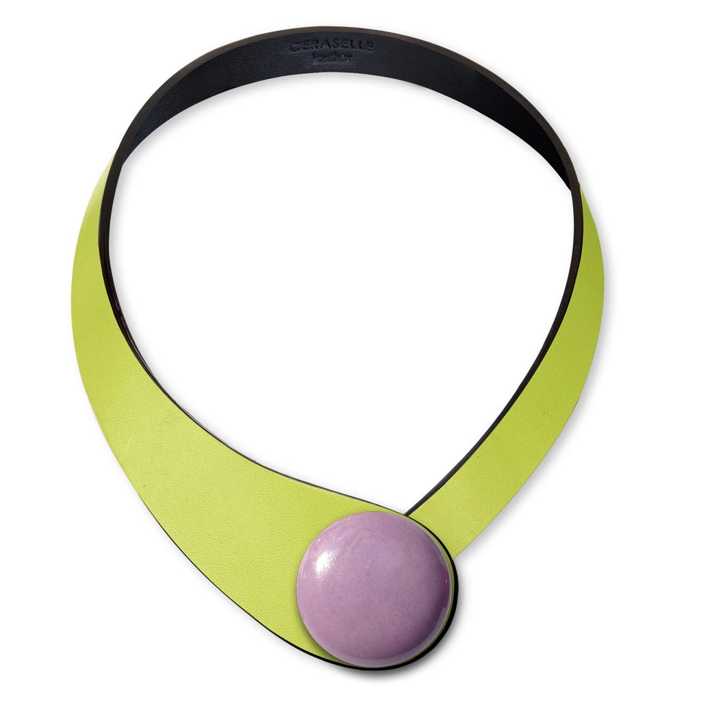 Collana in vera pelle conciata in Italia con bottoni in ceramica intercambiabili.