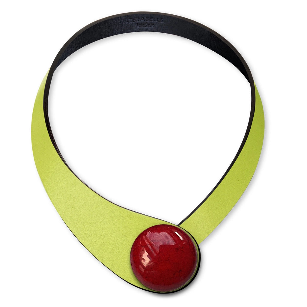 Collana in vera pelle conciata in Italia con bottoni in ceramica intercambiabili.