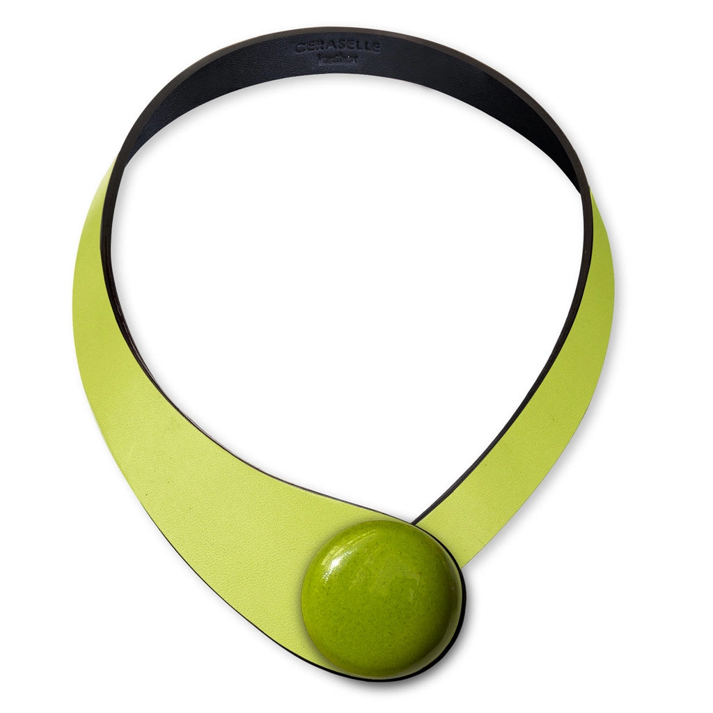 Collana in vera pelle conciata in Italia con bottoni in ceramica intercambiabili.