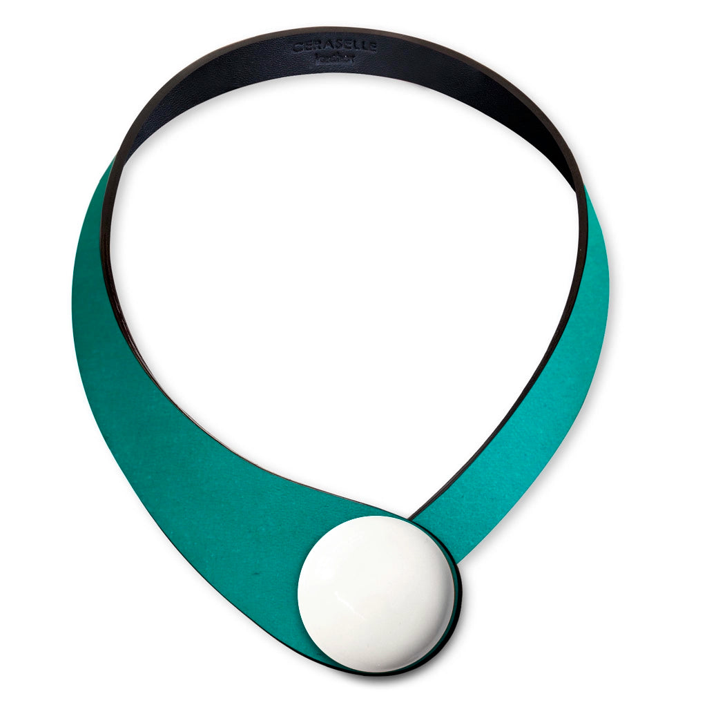 Collana in vera pelle conciata in Italia con bottoni in ceramica intercambiabili.