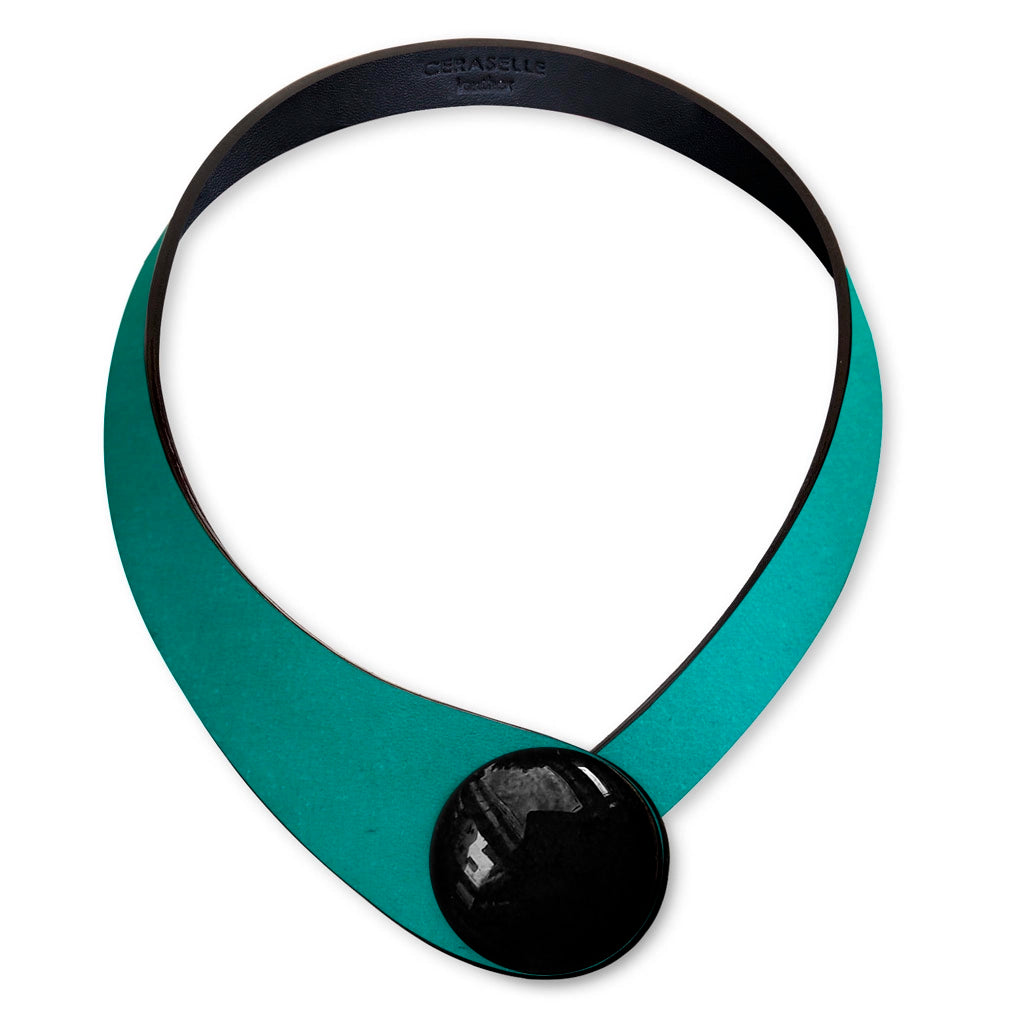 Collana in vera pelle conciata in Italia con bottoni in ceramica intercambiabili.