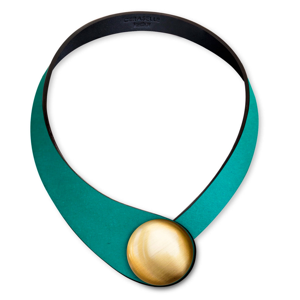 Collana in vera pelle conciata in Italia con bottoni in ceramica intercambiabili.