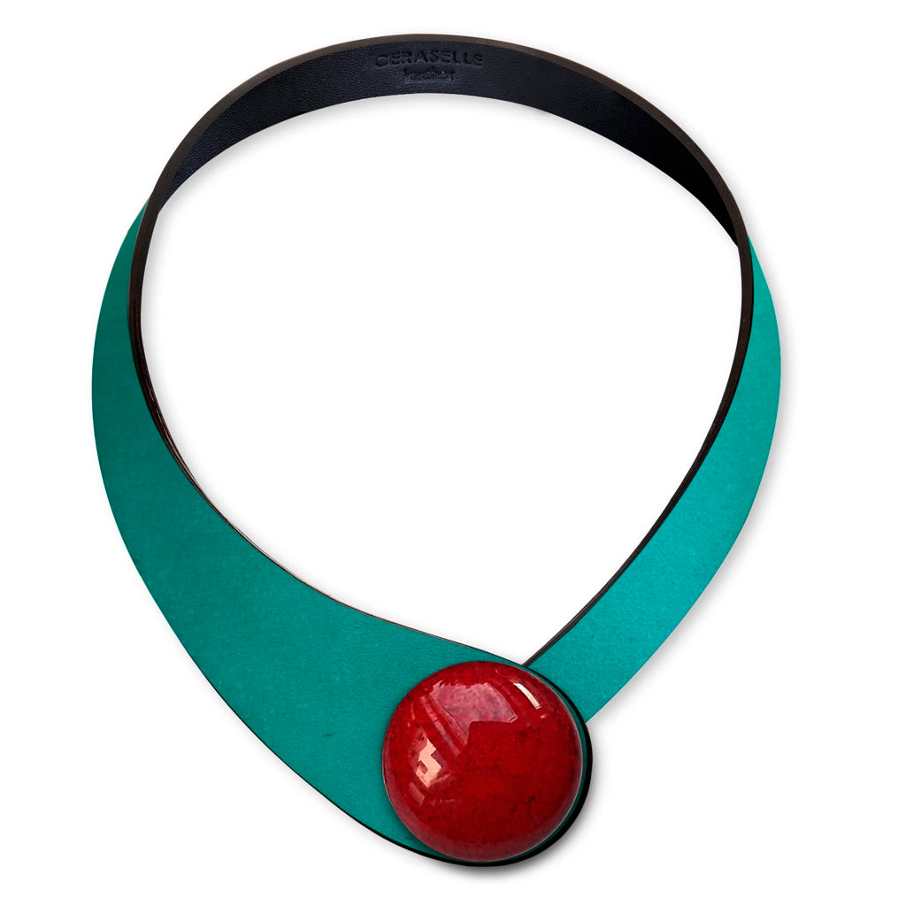 Collana in vera pelle conciata in Italia con bottoni in ceramica intercambiabili.