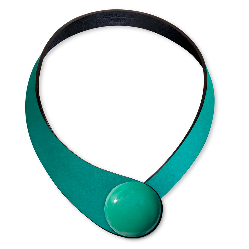 Collana in vera pelle conciata in Italia con bottoni in ceramica intercambiabili.