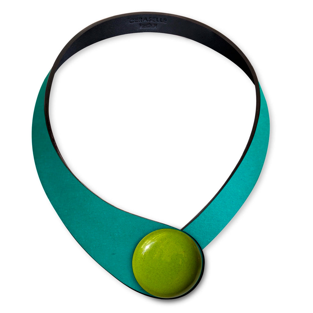 Collana in vera pelle conciata in Italia con bottoni in ceramica intercambiabili.