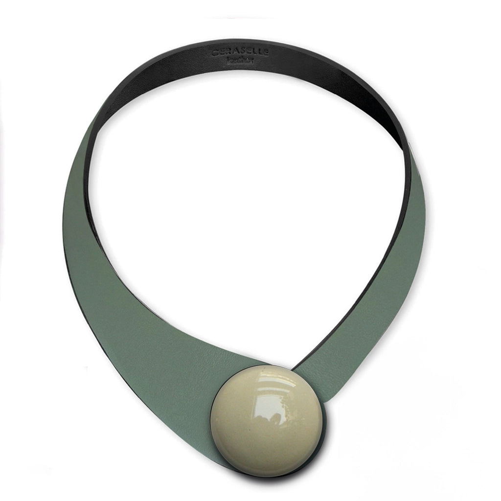 Collana in vera pelle conciata in Italia con bottoni in ceramica intercambiabili.