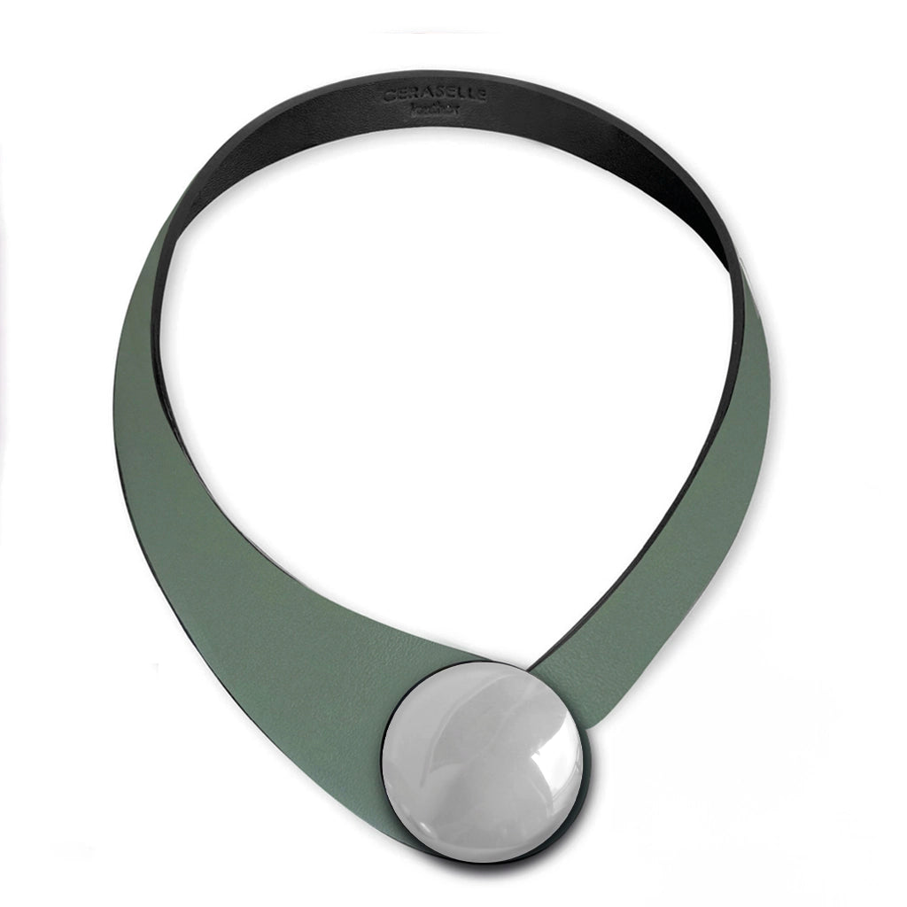 Collana in vera pelle conciata in Italia con bottoni in ceramica intercambiabili.