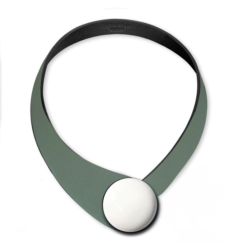 Collana in vera pelle conciata in Italia con bottoni in ceramica intercambiabili.