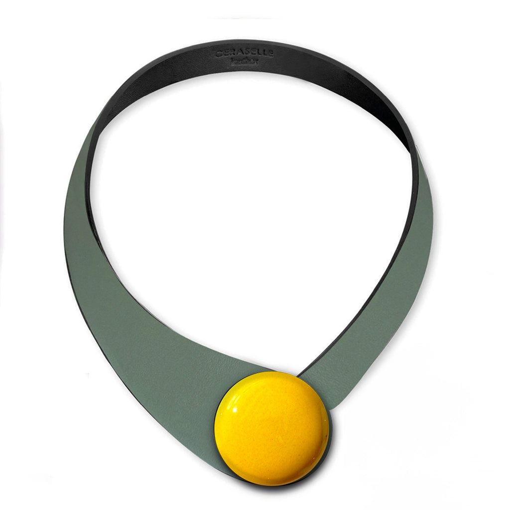 Collana in vera pelle conciata in Italia con bottoni in ceramica intercambiabili.