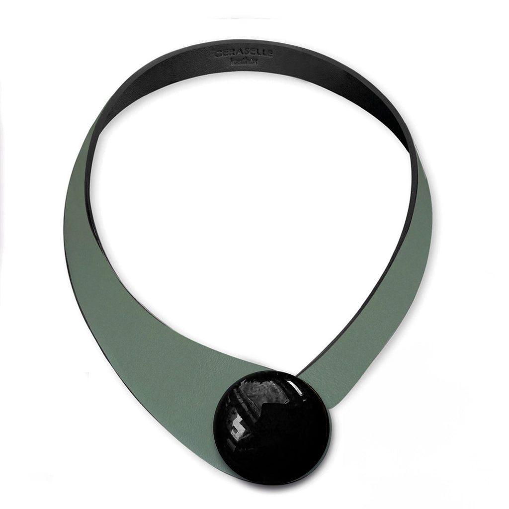 Collana in vera pelle conciata in Italia con bottoni in ceramica intercambiabili.