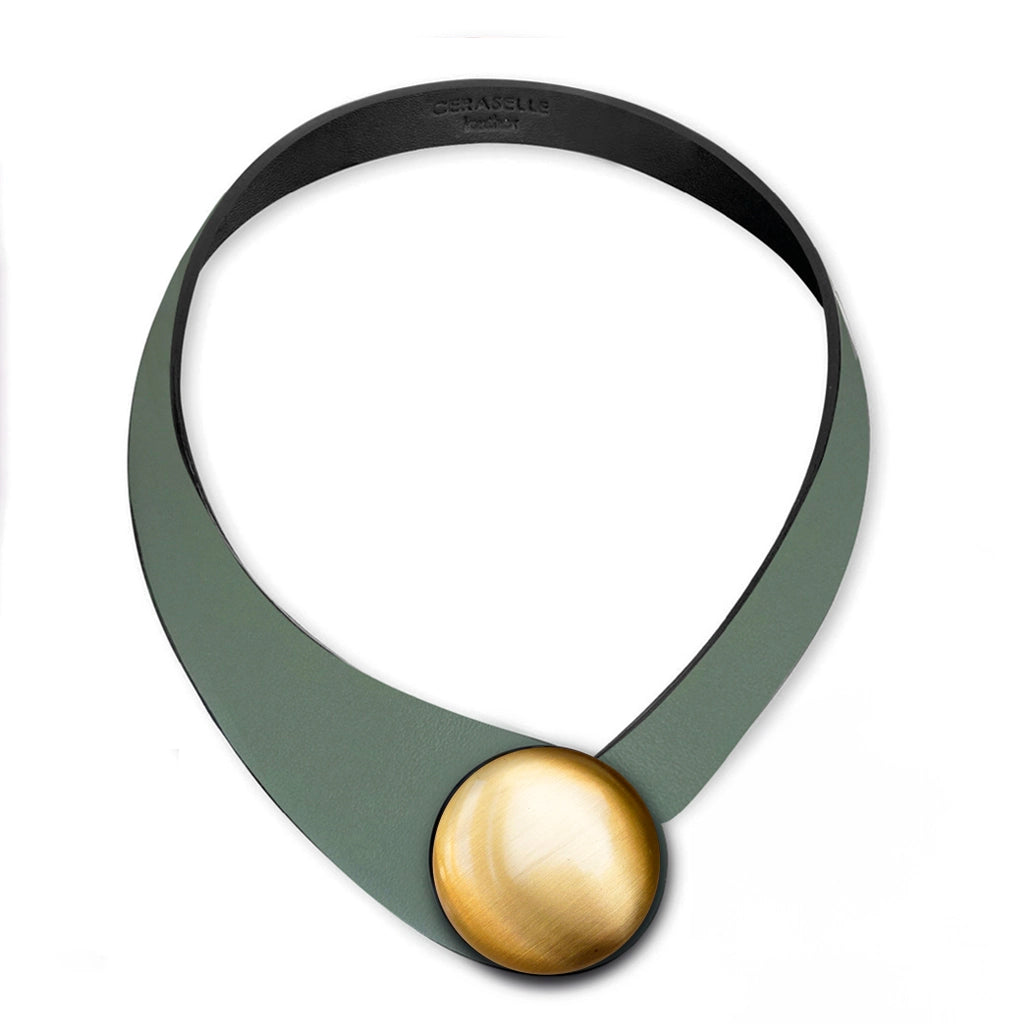 Collana in vera pelle conciata in Italia con bottoni in ceramica intercambiabili.