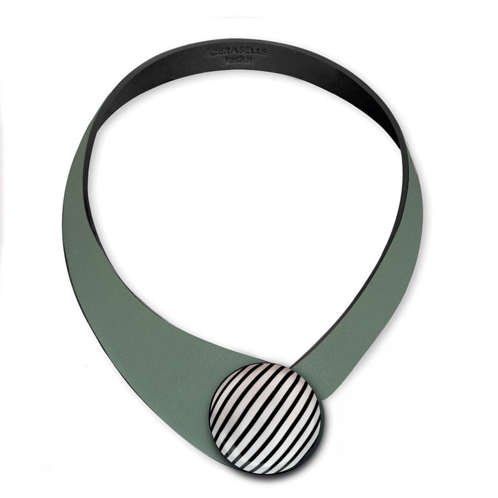 Collana in vera pelle conciata in Italia con bottoni in ceramica intercambiabili.