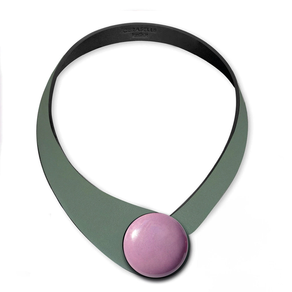 Collana in vera pelle conciata in Italia con bottoni in ceramica intercambiabili.