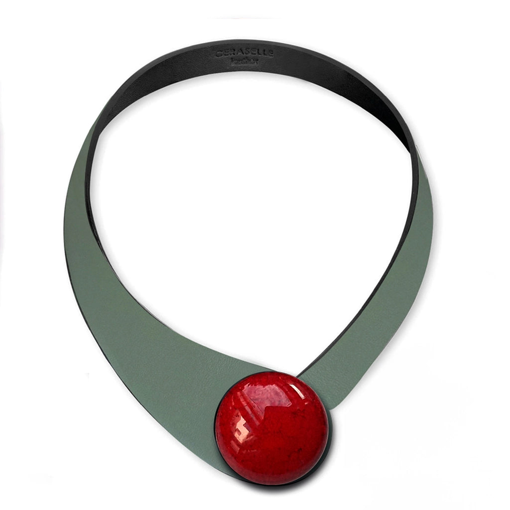 Collana in vera pelle conciata in Italia con bottoni in ceramica intercambiabili.