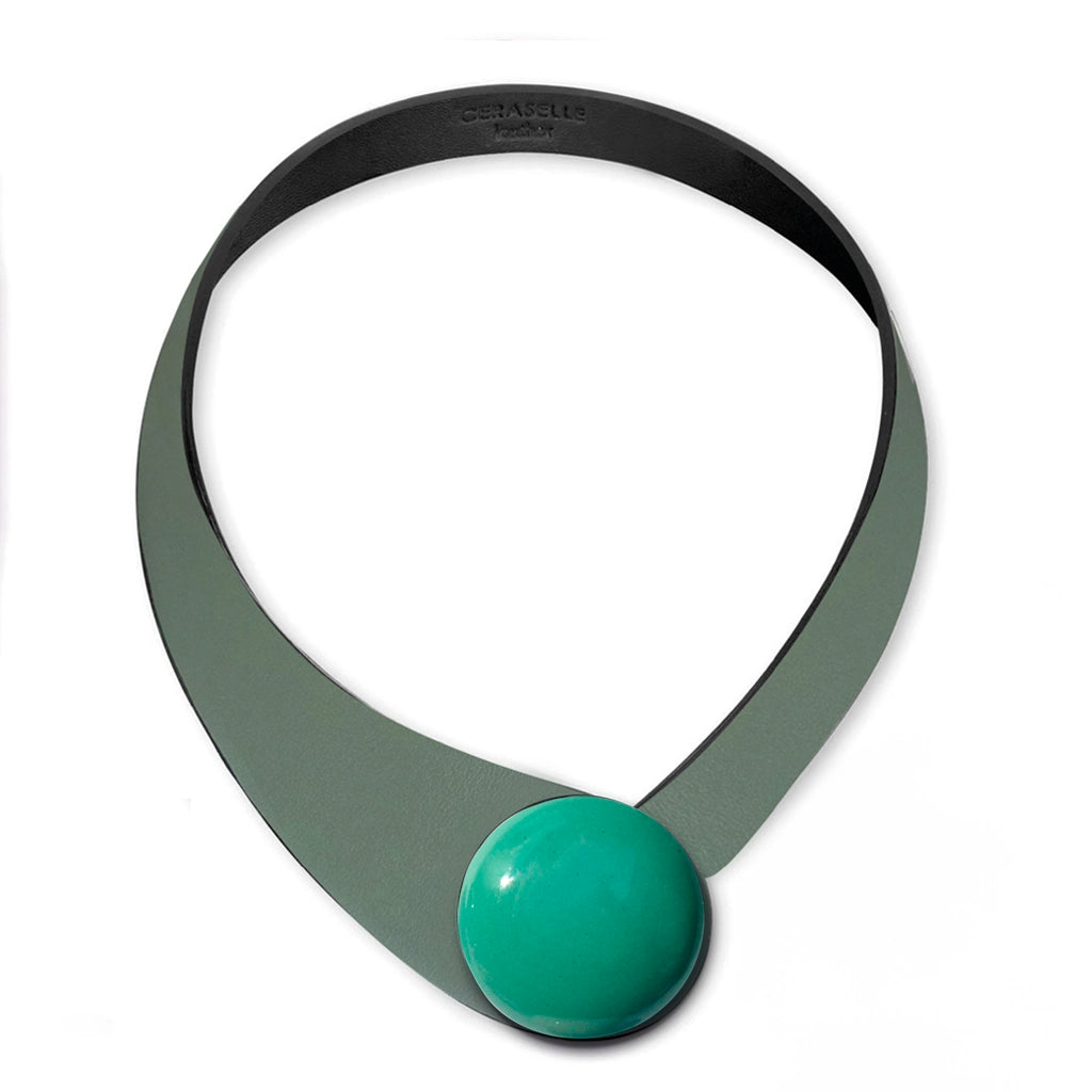 Collana in vera pelle conciata in Italia con bottoni in ceramica intercambiabili.