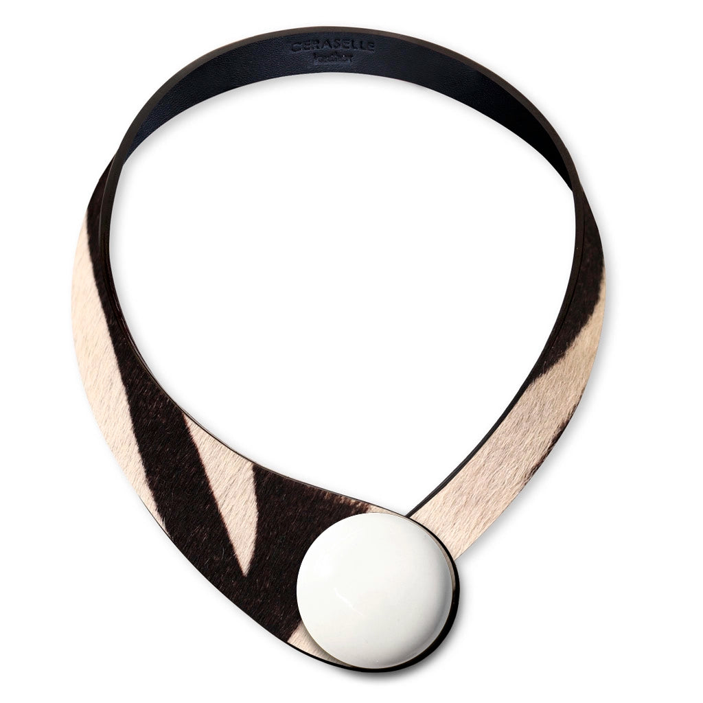 Collana in vera pelle conciata in Italia con bottoni in ceramica intercambiabili.