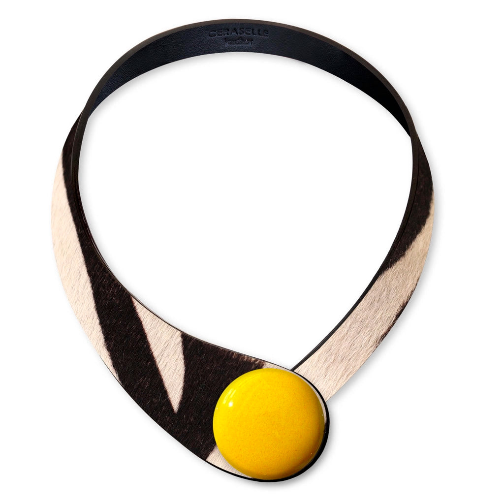 Collana in vera pelle conciata in Italia con bottoni in ceramica intercambiabili.