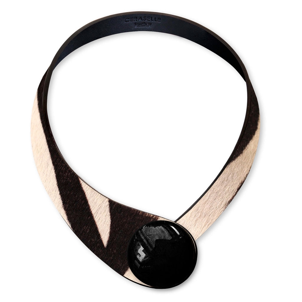 Collana in vera pelle conciata in Italia con bottoni in ceramica intercambiabili.