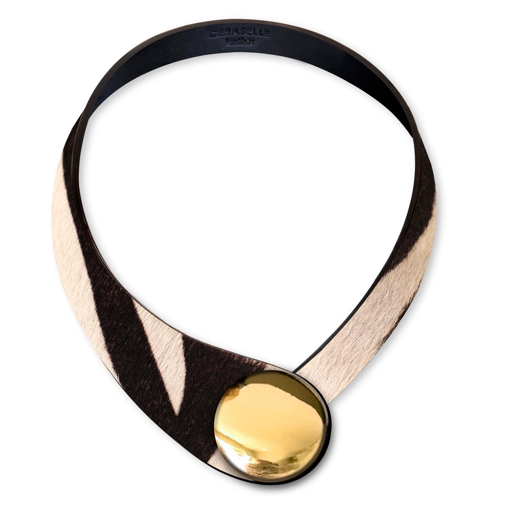 Collana in vera pelle conciata in Italia, frutto della creatività di due architetti italiani. Realizzata con pregiata manifattura Made in Italy, unisce eleganza, praticità e versatilità. I bottoni intercambiabili permettono di personalizzarla facilmente, creando la combinazione perfetta per ogni outfit e occasione.