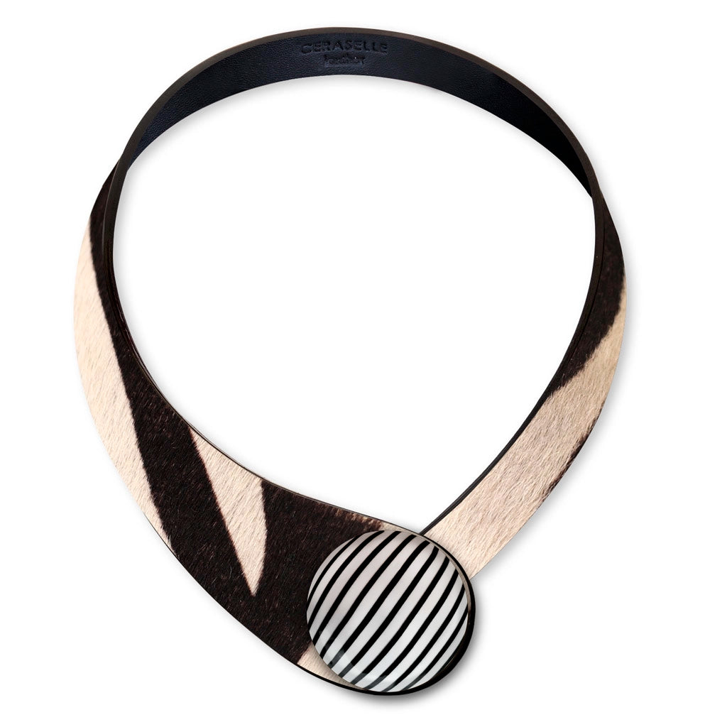 Collana in vera pelle conciata in Italia con bottoni in ceramica intercambiabili.