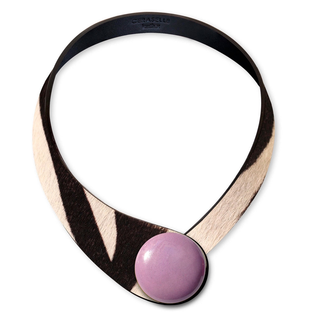 Collana in vera pelle conciata in Italia con bottoni in ceramica intercambiabili.