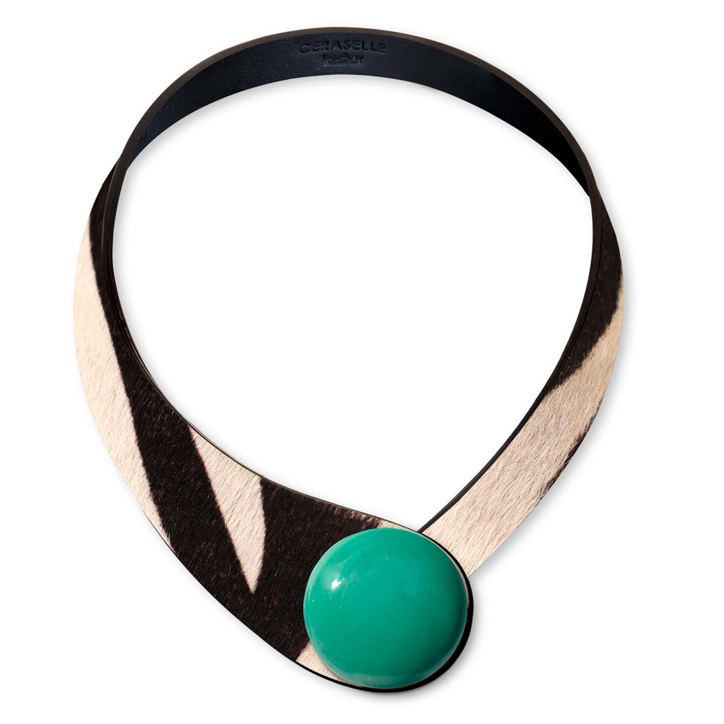 Collana in vera pelle conciata in Italia con bottoni in ceramica intercambiabili.