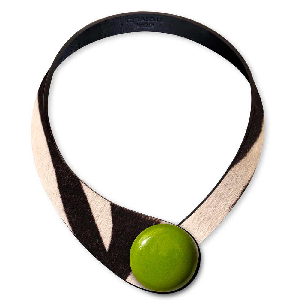 Collana in vera pelle conciata in Italia con bottoni in ceramica intercambiabili.