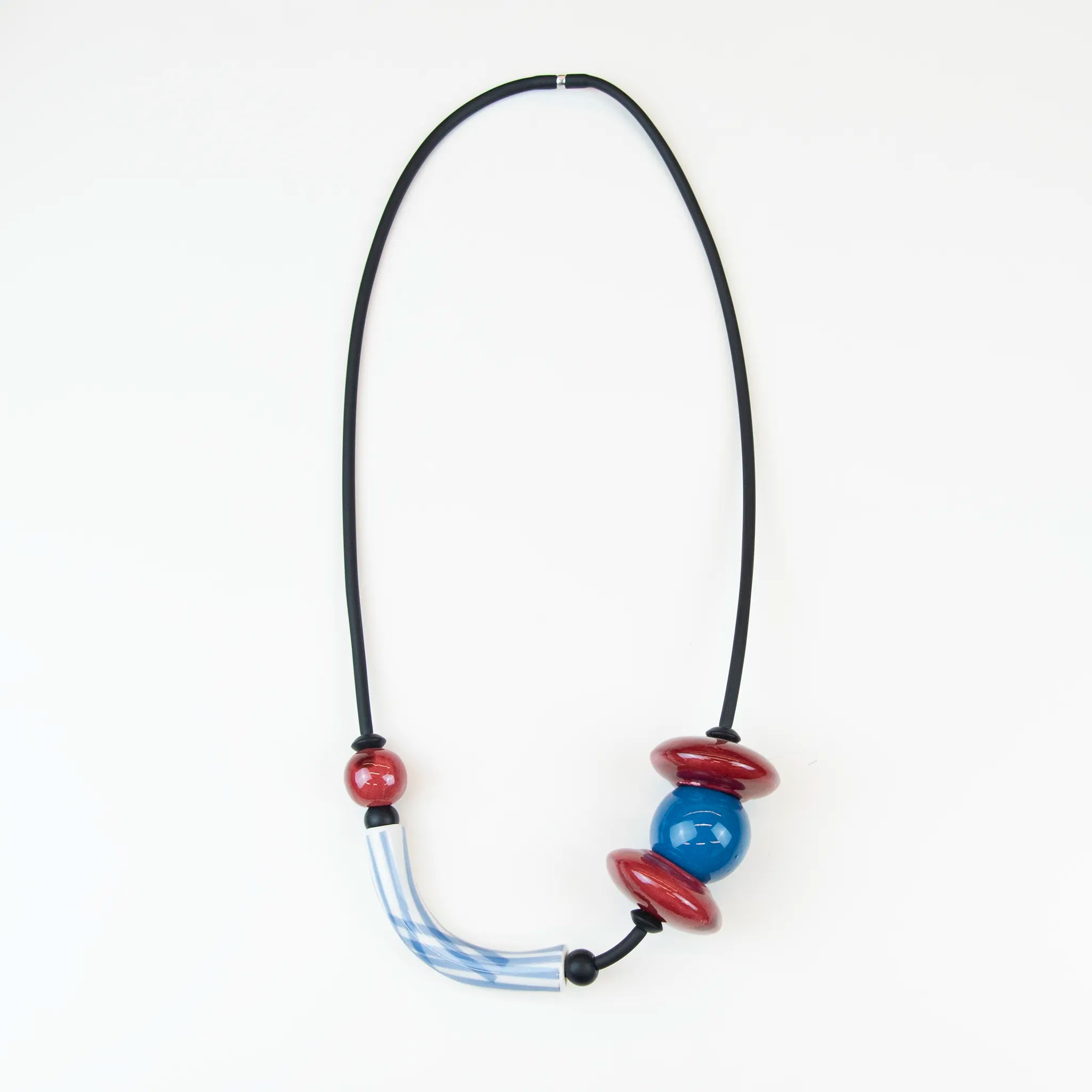 Collana in ceramica realizzata a mano, tre passaggi di cottura, opera di un'artista specializzata in sculture, ispirata a Kandinsky e Miró, unica e artistica.