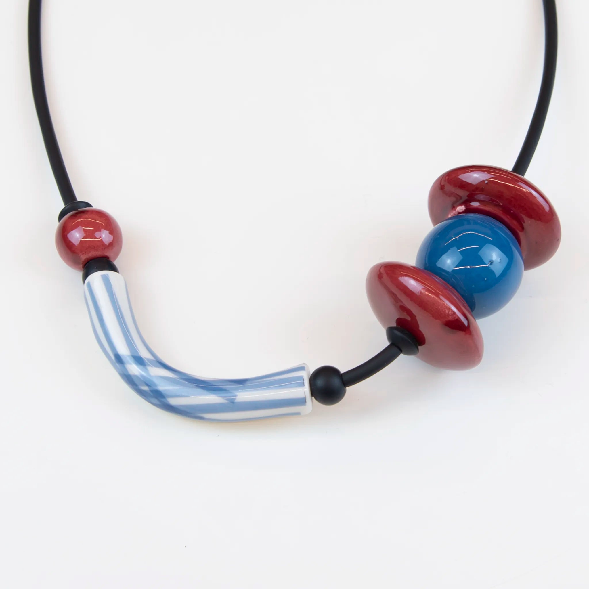 Collana in ceramica realizzata a mano, tre passaggi di cottura, opera di un'artista specializzata in sculture, ispirata a Kandinsky e Miró, unica e artistica.