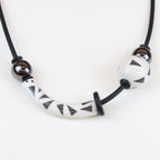 Collana in ceramica realizzata a mano, tre passaggi di cottura, opera di un'artista specializzata in sculture, ispirata a Kandinsky e Miró, unica e artistica.