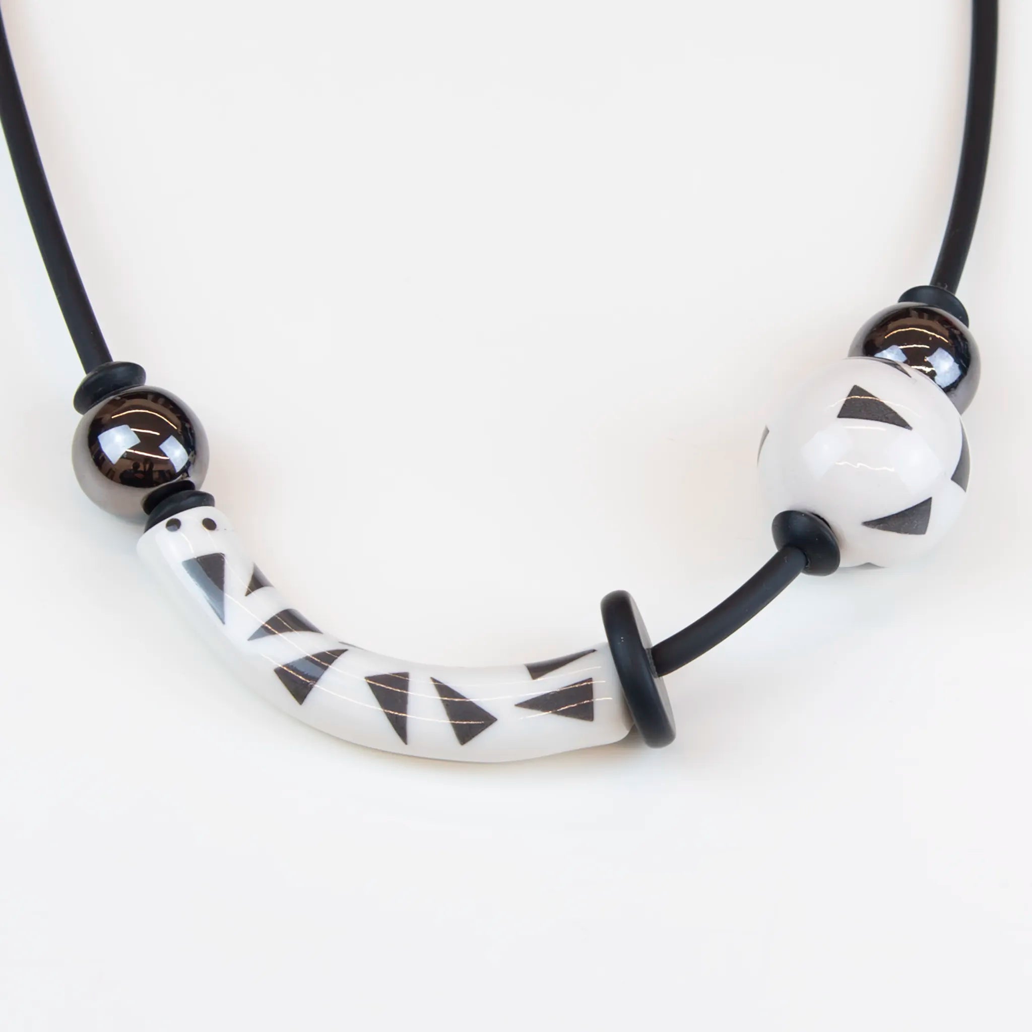 Collana in ceramica realizzata a mano, tre passaggi di cottura, opera di un'artista specializzata in sculture, ispirata a Kandinsky e Miró, unica e artistica.