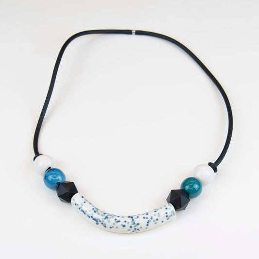 Collana in ceramica realizzata a mano, tre passaggi di cottura, opera di un'artista specializzata in sculture, ispirata a Kandinsky e Miró, unica e artistica.
