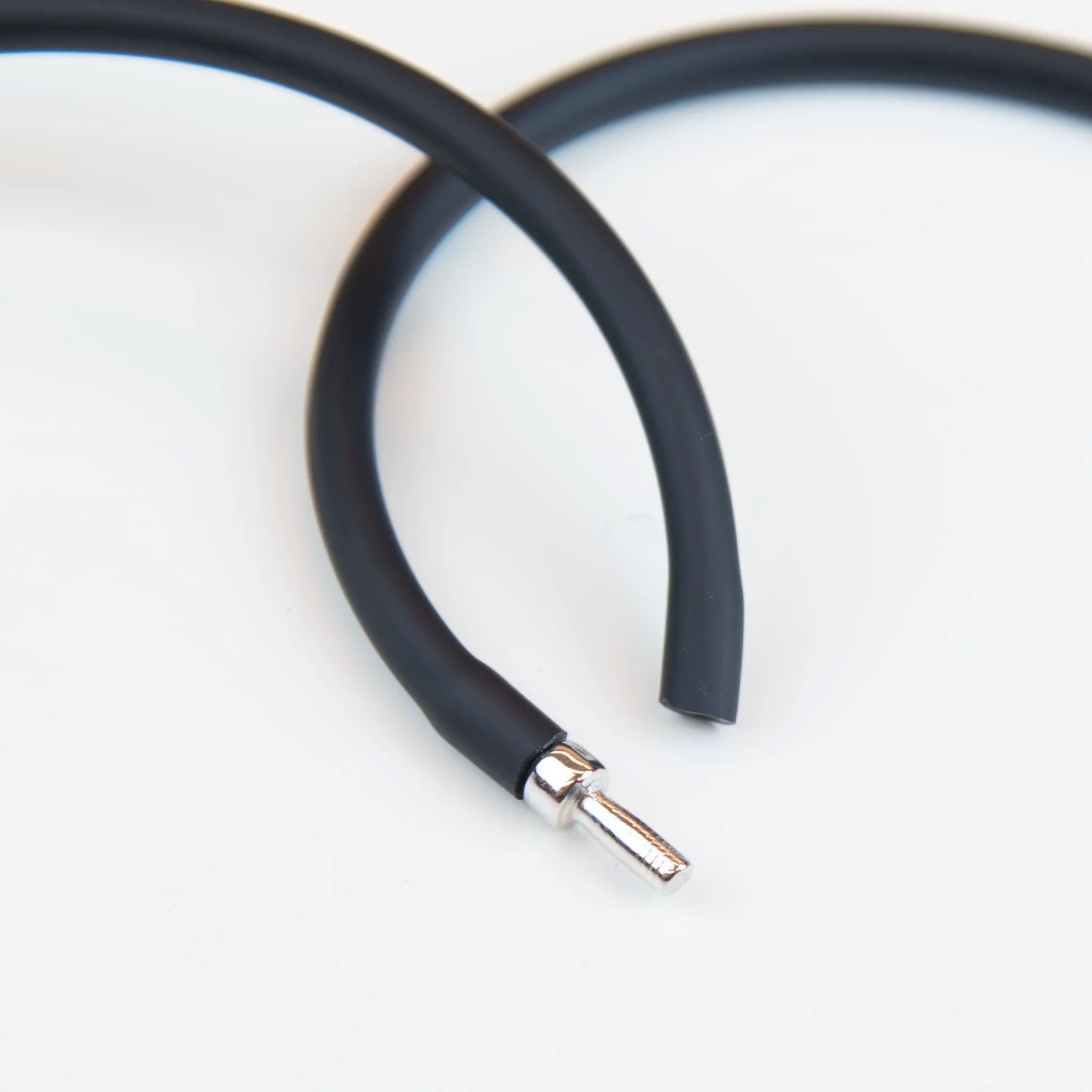 Collana in ceramica realizzata a mano, tre passaggi di cottura, opera di un'artista specializzata in sculture, ispirata a Kandinsky e Miró, unica e artistica.