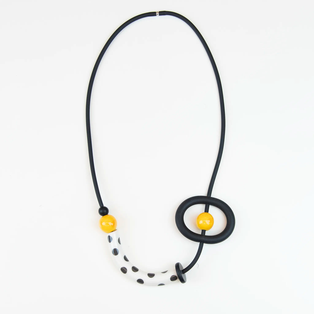 Collana in ceramica realizzata a mano, tre passaggi di cottura, opera di un'artista specializzata in sculture, ispirata a Kandinsky e Miró, unica e artistica.