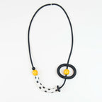 Collana in ceramica realizzata a mano, tre passaggi di cottura, opera di un'artista specializzata in sculture, ispirata a Kandinsky e Miró, unica e artistica.