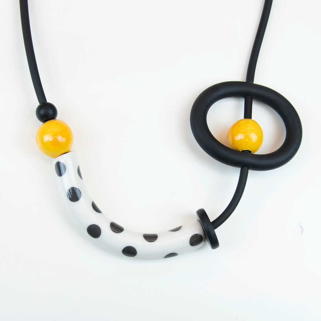 Collana in ceramica realizzata a mano, tre passaggi di cottura, opera di un'artista specializzata in sculture, ispirata a Kandinsky e Miró, unica e artistica.