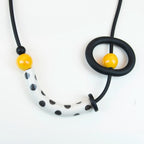 Collana in ceramica realizzata a mano, tre passaggi di cottura, opera di un'artista specializzata in sculture, ispirata a Kandinsky e Miró, unica e artistica.