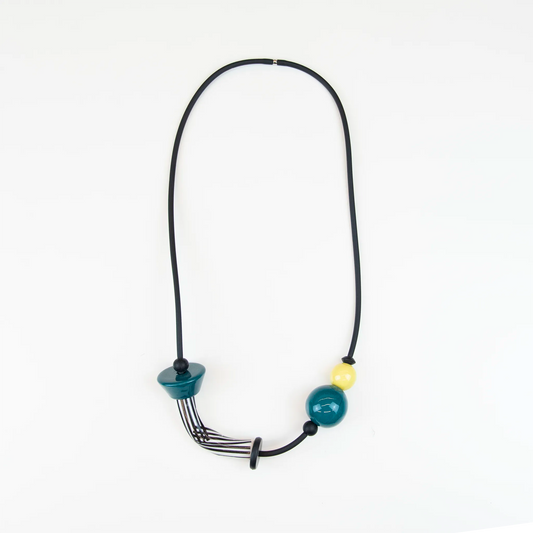 Collana in ceramica realizzata a mano, tre passaggi di cottura, opera di un'artista specializzata in sculture, ispirata a Kandinsky e Miró, unica e artistica.