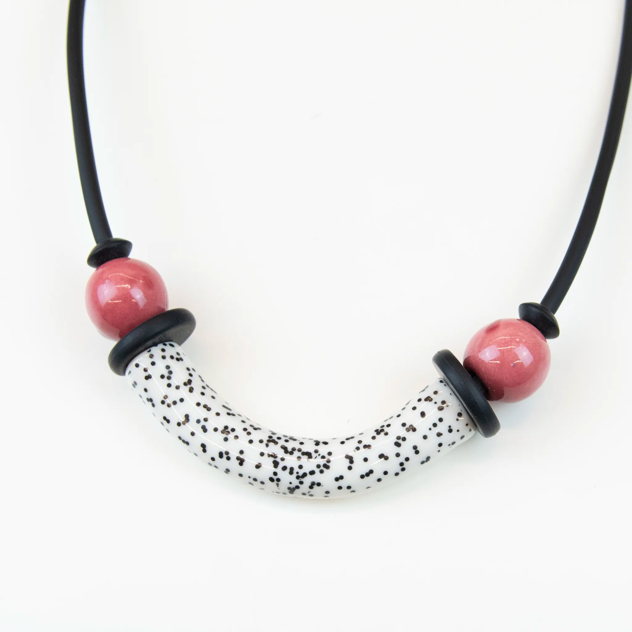 Collana in ceramica realizzata a mano, tre passaggi di cottura, opera di un'artista specializzata in sculture, ispirata a Kandinsky e Miró, unica e artistica.
