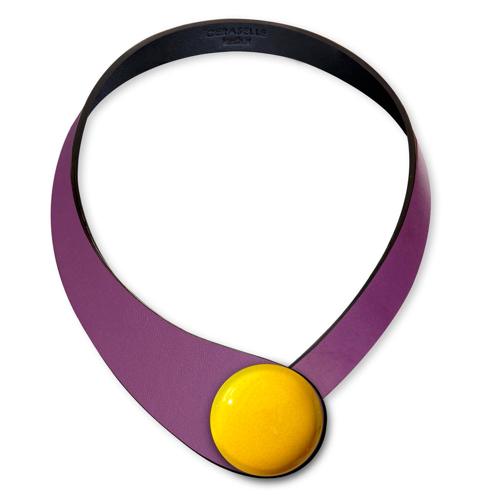 Collana in vera pelle conciata in Italia con bottoni in ceramica intercambiabili.