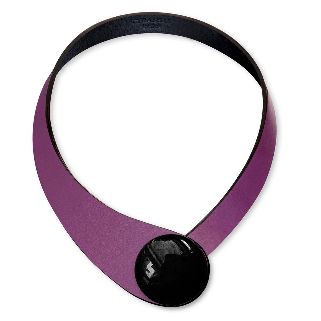 Collana in vera pelle conciata in Italia con bottoni in ceramica intercambiabili.