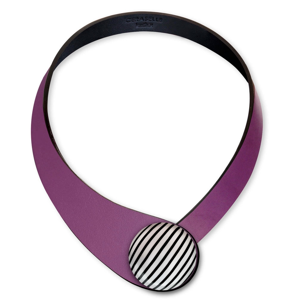 Collana in vera pelle conciata in Italia con bottoni in ceramica intercambiabili.