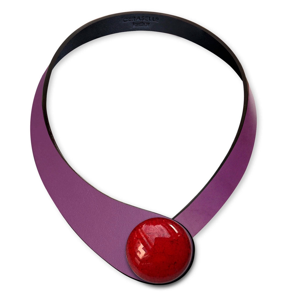 Collana in vera pelle conciata in Italia con bottoni in ceramica intercambiabili.