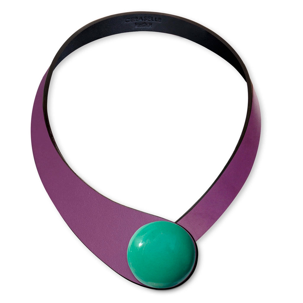 Collana in vera pelle conciata in Italia con bottoni in ceramica intercambiabili.