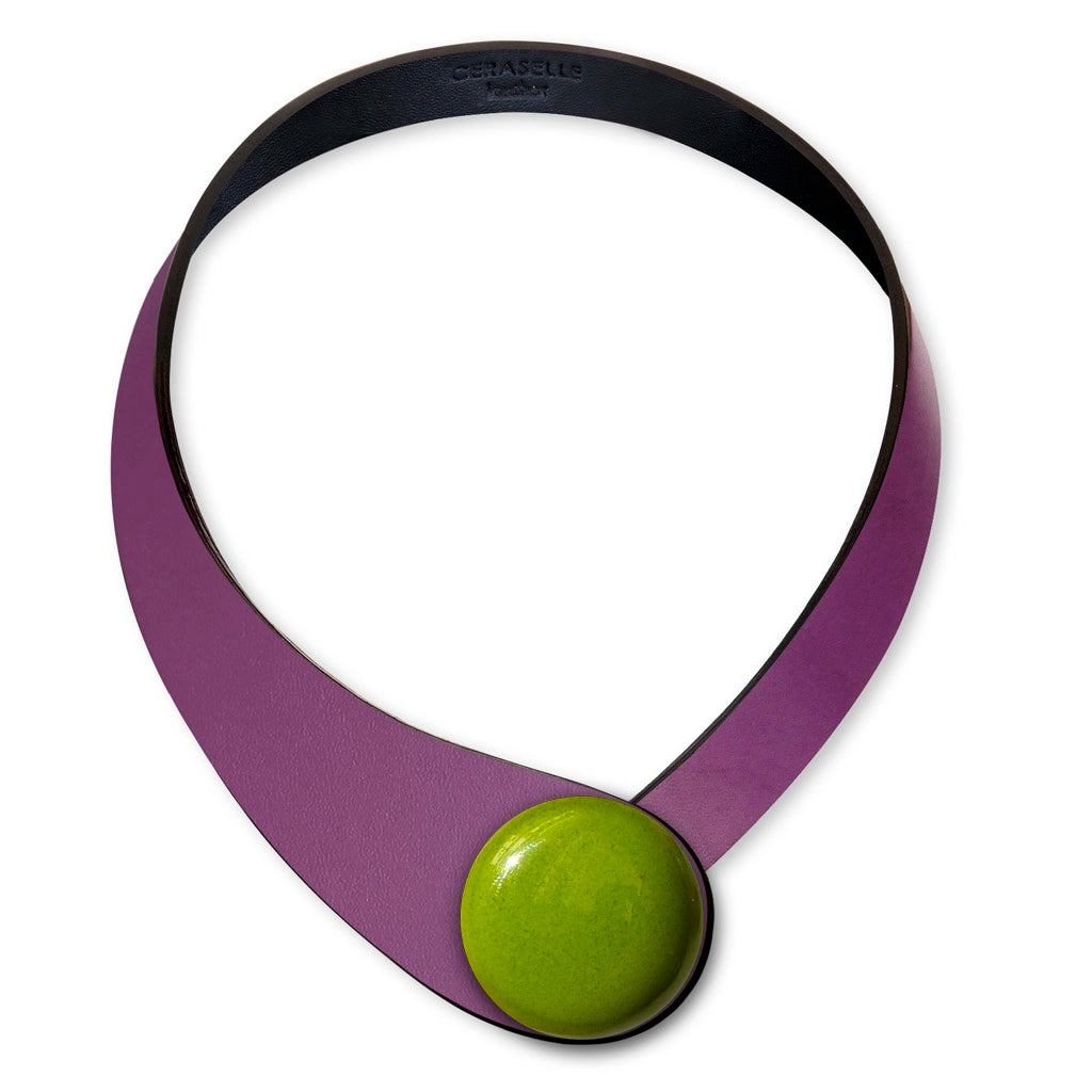 Collana in vera pelle conciata in Italia con bottoni in ceramica intercambiabili.