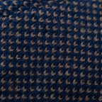 Dettagli e texture della coppola in 100% cashmere blu, pattern a contrasto, realizzata con pregiata manifattura Made in Italy, confortevole e stilosa.