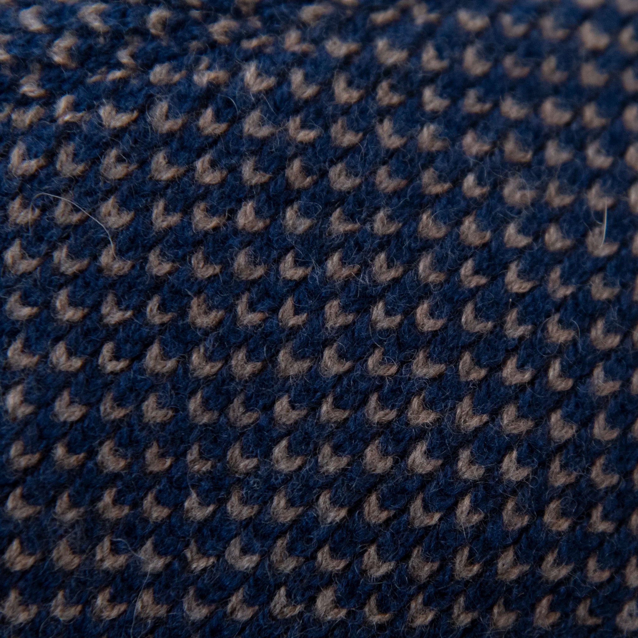 Dettagli e texture della coppola in 100% cashmere blu, pattern a contrasto, realizzata con pregiata manifattura Made in Italy, confortevole e stilosa.