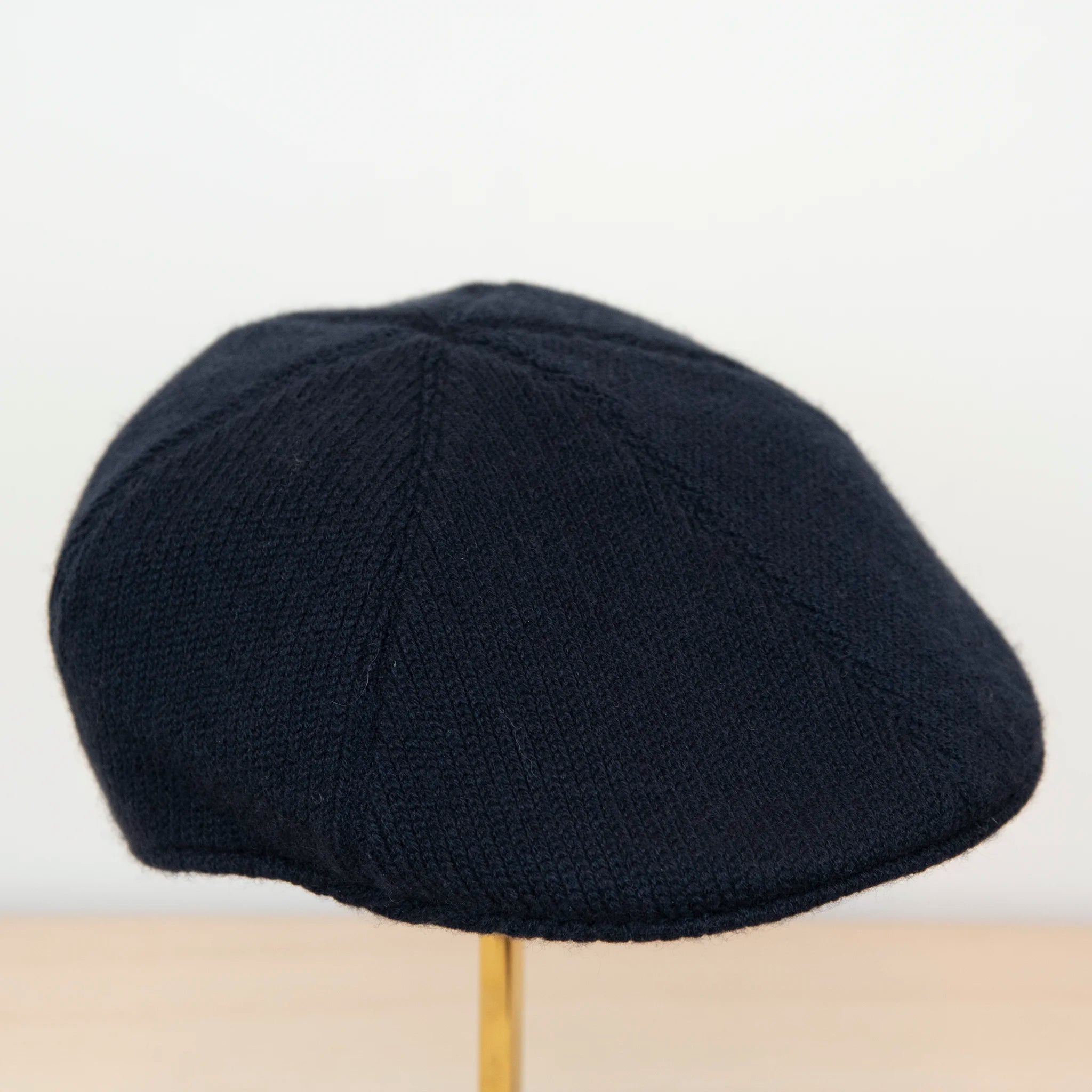 Coppola in 100% cashmere blu, realizzata con pregiata manifattura Made in Italy, confortevole e stilosa.