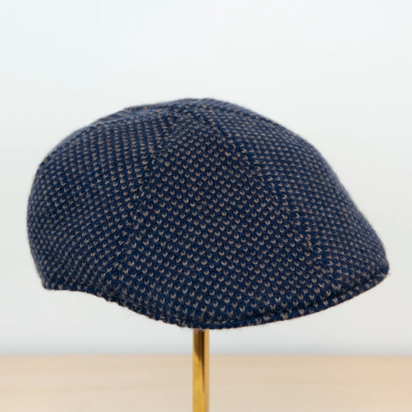 Coppola in 100% cashmere blu, pattern a contrasto, realizzata con pregiata manifattura Made in Italy, confortevole e stilosa.