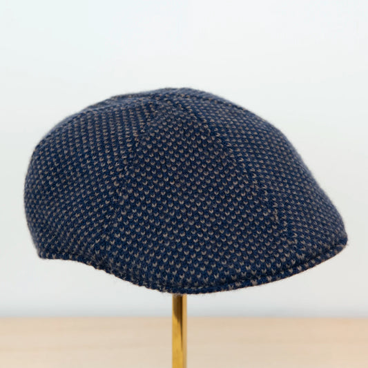 Coppola in 100% cashmere blu, pattern a contrasto, realizzata con pregiata manifattura Made in Italy, confortevole e stilosa.